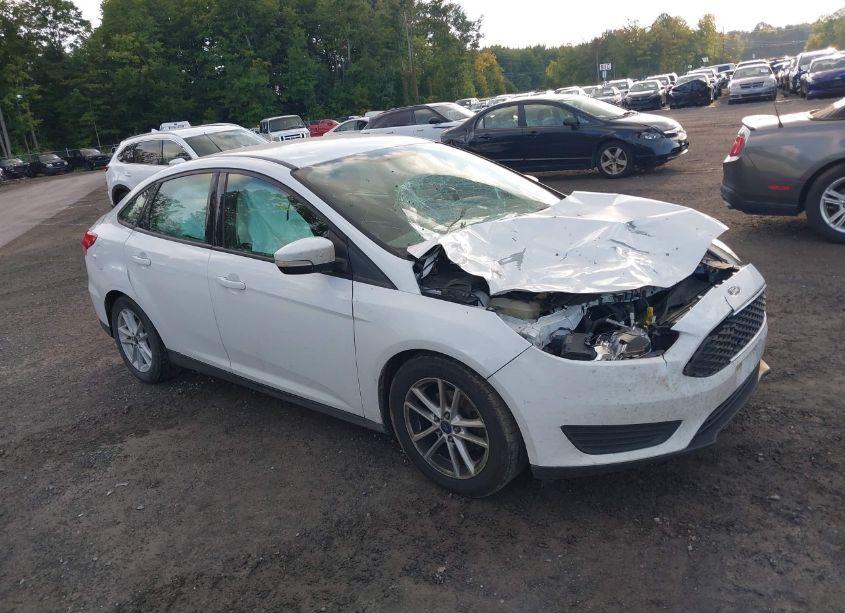 2015 Ford Focus SE (VIN 1FADP3F20FL260242) main photo