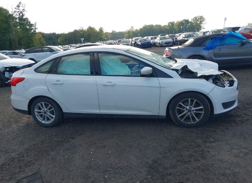 Photo 13 of 2015 Ford Focus SE (VIN 1FADP3F20FL260242)