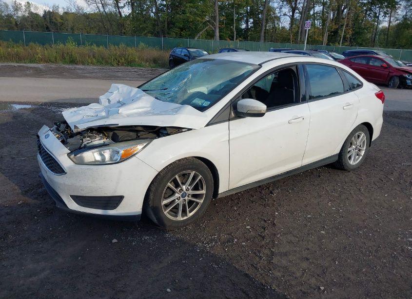 Photo 2 of 2015 Ford Focus SE (VIN 1FADP3F20FL260242)