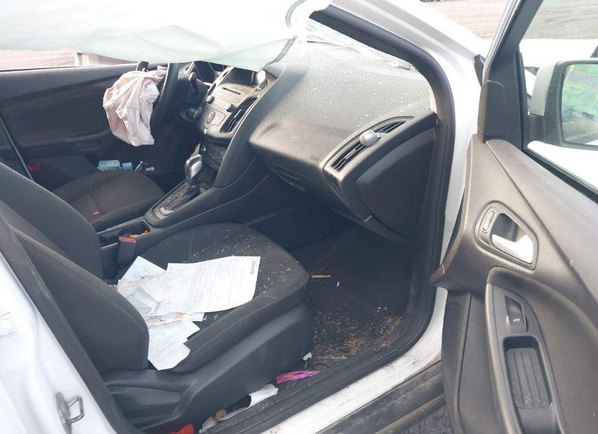 Photo 5 of 2015 Ford Focus SE (VIN 1FADP3F20FL260242)