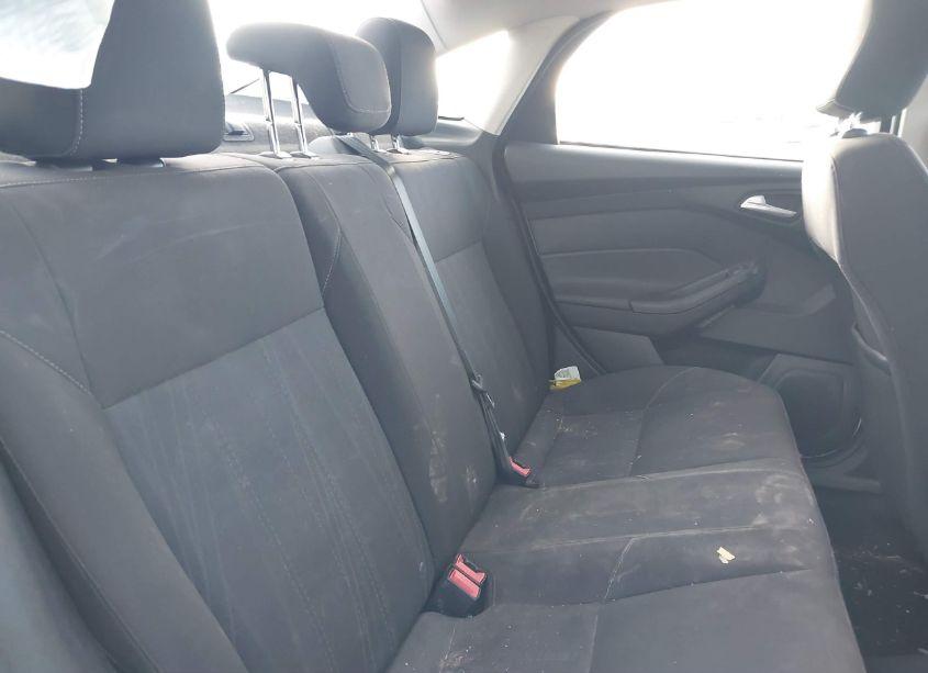 Photo 8 of 2015 Ford Focus SE (VIN 1FADP3F20FL260242)