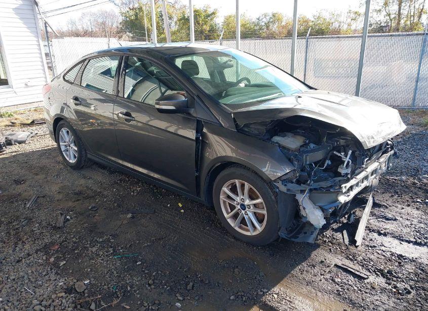 2015 Ford Focus SE (VIN 1FADP3F20FL276764) main photo