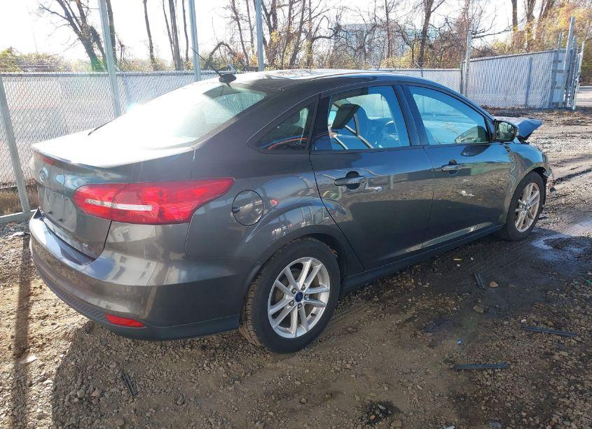 Photo 4 of 2015 Ford Focus SE (VIN 1FADP3F20FL276764)