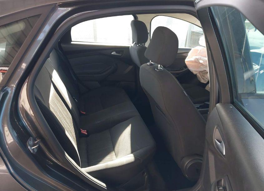 Photo 8 of 2015 Ford Focus SE (VIN 1FADP3F20FL276764)