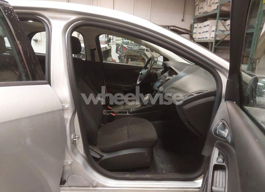 Photo 5 of 2015 Ford Focus SE (VIN 1FADP3F20FL291152)