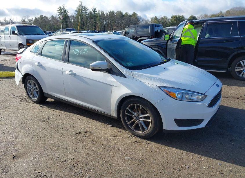 2015 Ford Focus SE (VIN 1FADP3F20FL297498) main photo