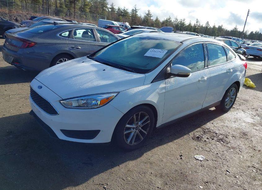 Photo 2 of 2015 Ford Focus SE (VIN 1FADP3F20FL297498)