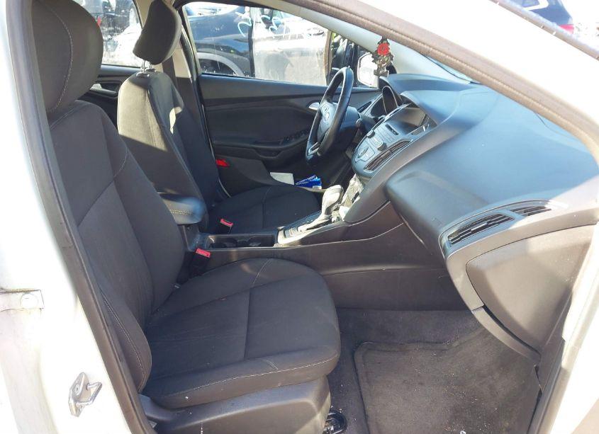 Photo 5 of 2015 Ford Focus SE (VIN 1FADP3F20FL297498)
