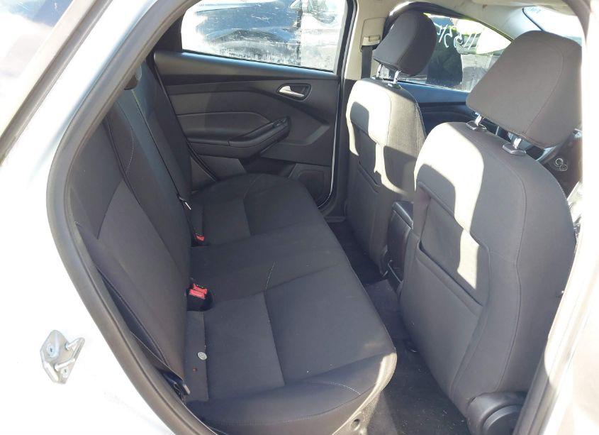 Photo 8 of 2015 Ford Focus SE (VIN 1FADP3F20FL297498)