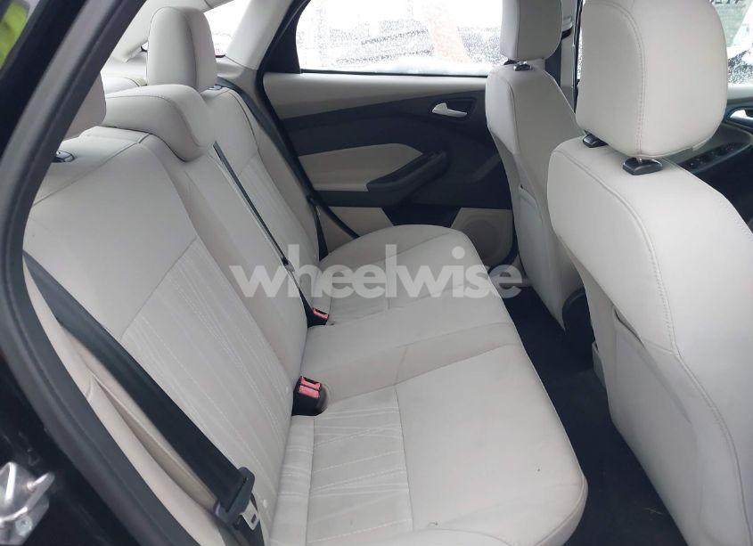 Photo 8 of 2015 Ford Focus SE (VIN 1FADP3F20FL305616)