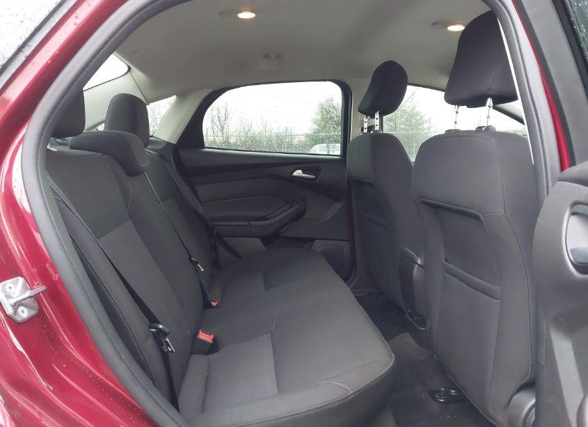 Photo 8 of 2015 Ford Focus SE (VIN 1FADP3F20FL313408)