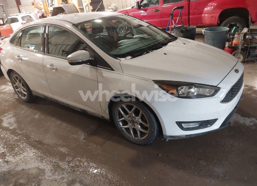 2015 Ford Focus SE (VIN 1FADP3F20FL321346) main photo