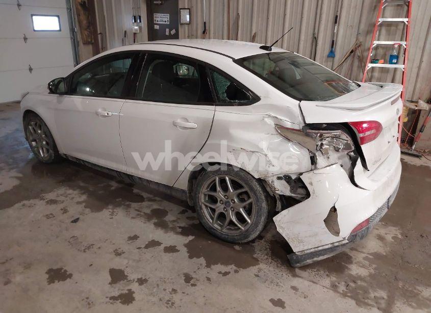 Photo 3 of 2015 Ford Focus SE (VIN 1FADP3F20FL321346)