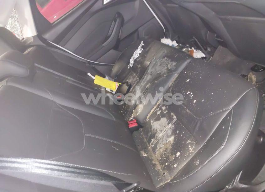 Photo 8 of 2015 Ford Focus SE (VIN 1FADP3F20FL321346)