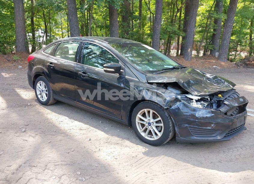 2015 Ford Focus SE (VIN 1FADP3F20FL335232) main photo