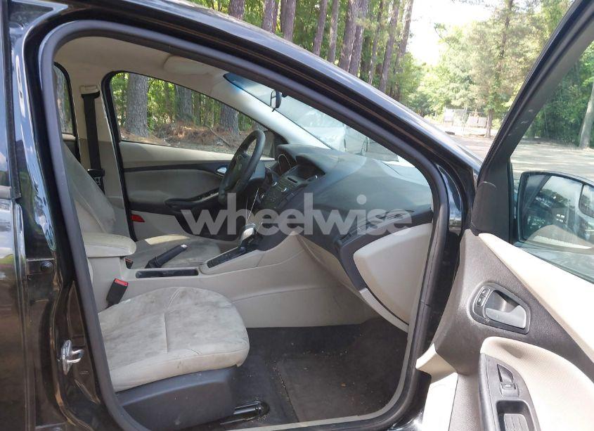 Photo 5 of 2015 Ford Focus SE (VIN 1FADP3F20FL335232)