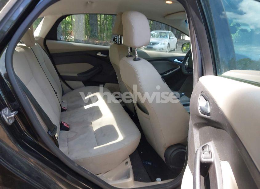 Photo 8 of 2015 Ford Focus SE (VIN 1FADP3F20FL335232)