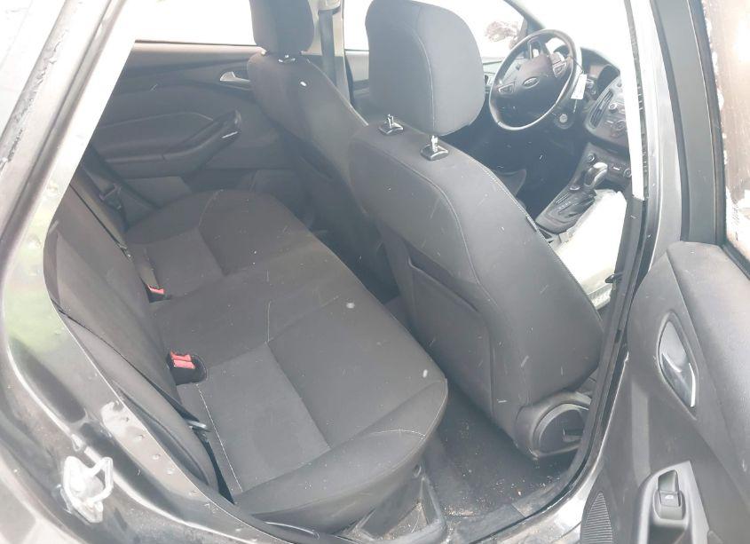 Photo 8 of 2015 Ford Focus SE (VIN 1FADP3F20FL340589)