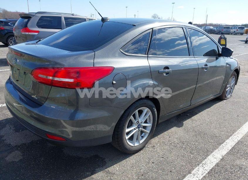 Photo 4 of 2015 Ford Focus SE (VIN 1FADP3F20FL377934)