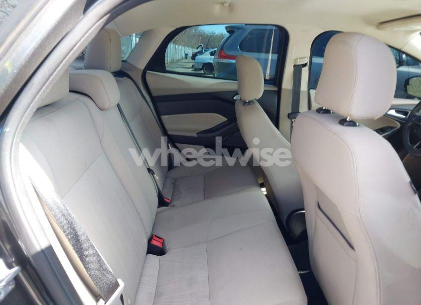 Photo 8 of 2015 Ford Focus SE (VIN 1FADP3F20FL377934)