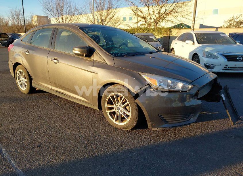 2016 Ford Focus SE (VIN 1FADP3F20GL235018) main photo