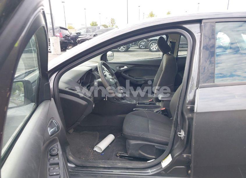 Photo 5 of 2016 Ford Focus SE (VIN 1FADP3F20GL235018)