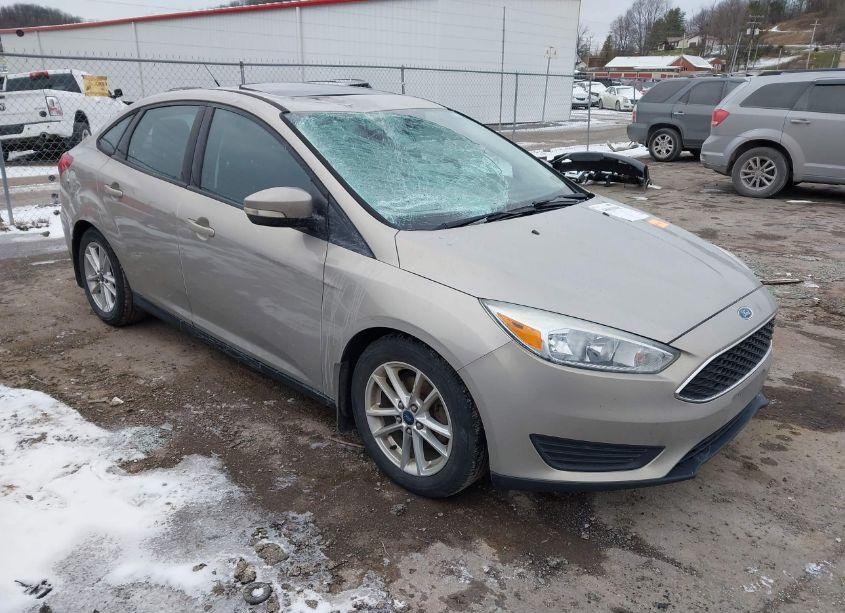 2016 Ford Focus SE (VIN 1FADP3F20GL237383) main photo