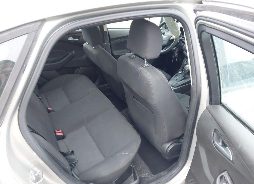 Photo 8 of 2016 Ford Focus SE (VIN 1FADP3F20GL237383)