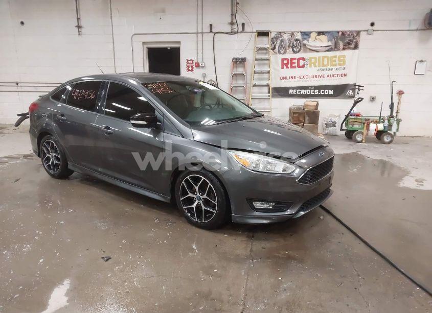 2016 Ford Focus SE (VIN 1FADP3F20GL240218) main photo