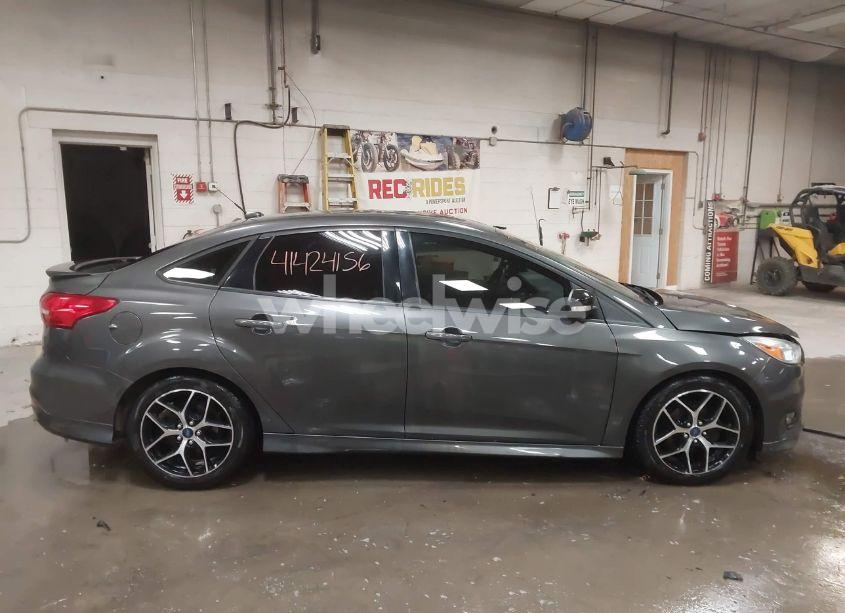 Photo 13 of 2016 Ford Focus SE (VIN 1FADP3F20GL240218)