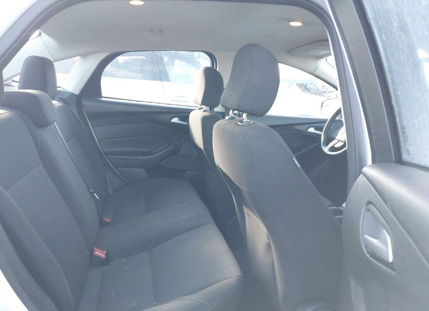 Photo 8 of 2016 Ford Focus SE (VIN 1FADP3F20GL244589)