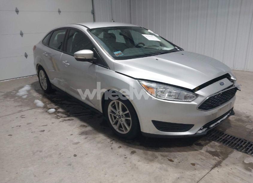 2016 Ford Focus SE (VIN 1FADP3F20GL262087) main photo
