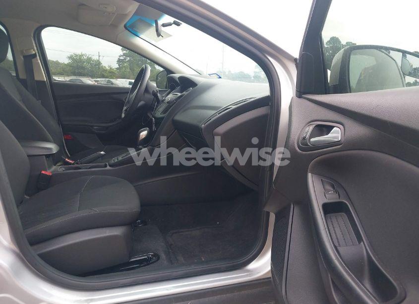 Photo 5 of 2016 Ford Focus SE (VIN 1FADP3F20GL325141)