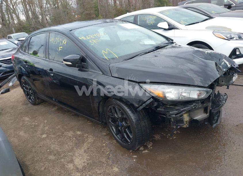 2016 Ford Focus SE (VIN 1FADP3F20GL382147) main photo