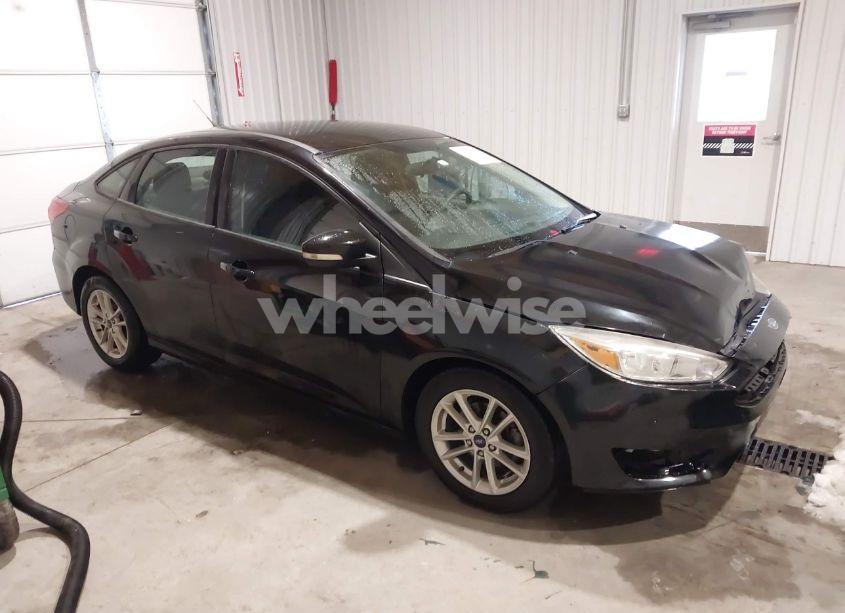 2016 Ford Focus SE (VIN 1FADP3F20GL386568) main photo