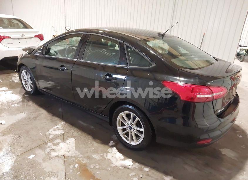 Photo 3 of 2016 Ford Focus SE (VIN 1FADP3F20GL386568)