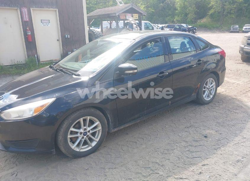 Photo 2 of 2016 Ford Focus SE (VIN 1FADP3F20GL400887)