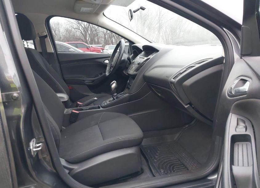 Photo 5 of 2016 Ford Focus SE (VIN 1FADP3F20GL405104)