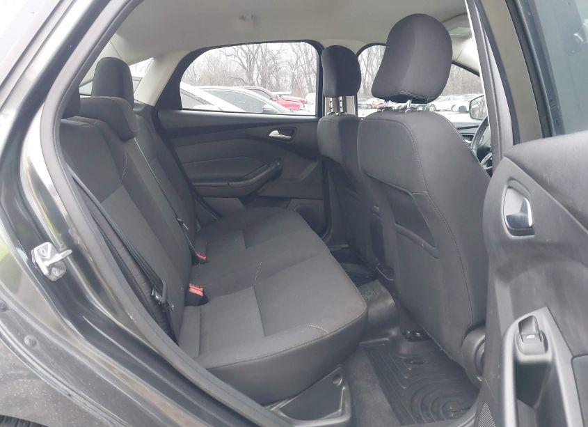 Photo 8 of 2016 Ford Focus SE (VIN 1FADP3F20GL405104)