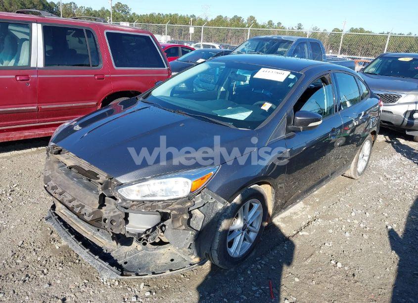 Photo 2 of 2017 Ford Focus SE (VIN 1FADP3F20HL215191)