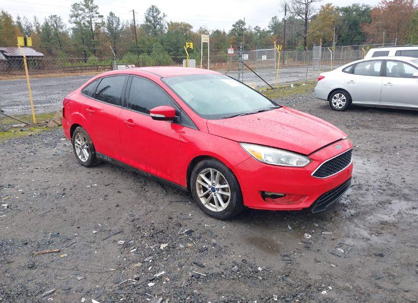 2017 Ford Focus SE (VIN 1FADP3F20HL217765) main photo