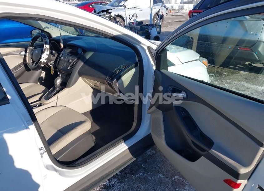 Photo 5 of 2017 Ford Focus SE (VIN 1FADP3F20HL225672)