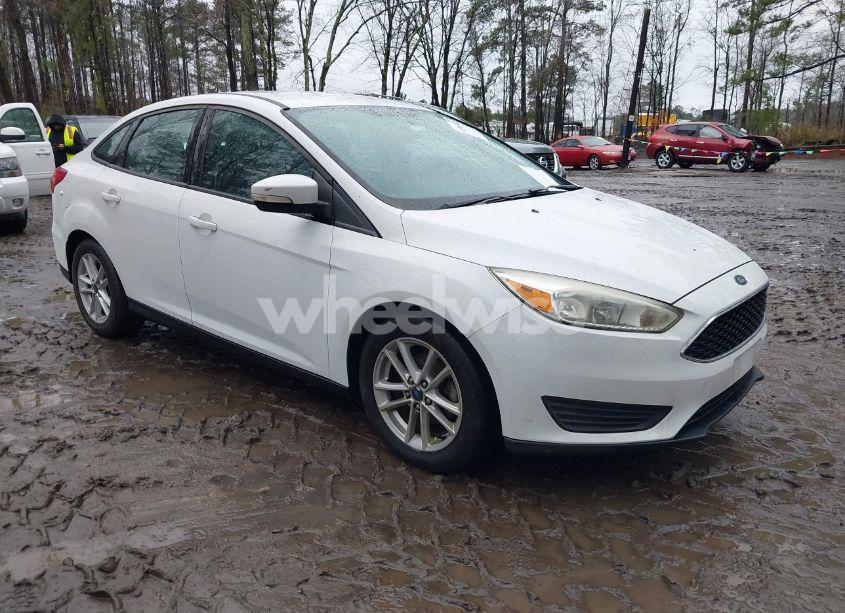 2017 Ford Focus SE (VIN 1FADP3F20HL252595) main photo