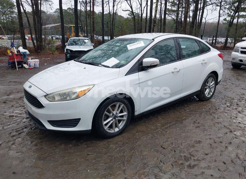Photo 2 of 2017 Ford Focus SE (VIN 1FADP3F20HL252595)