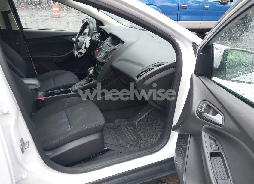 Photo 5 of 2017 Ford Focus SE (VIN 1FADP3F20HL252595)