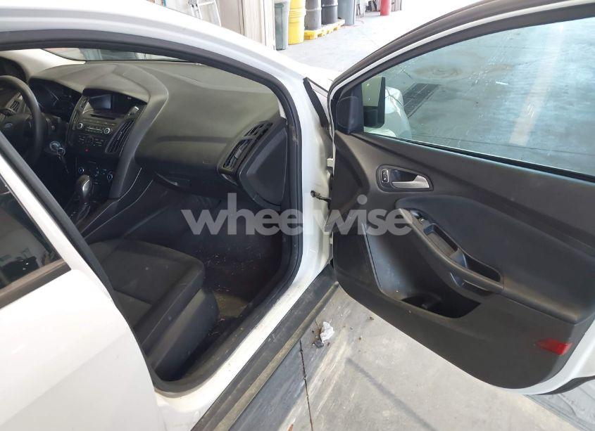 Photo 5 of 2017 Ford Focus SE (VIN 1FADP3F20HL268649)