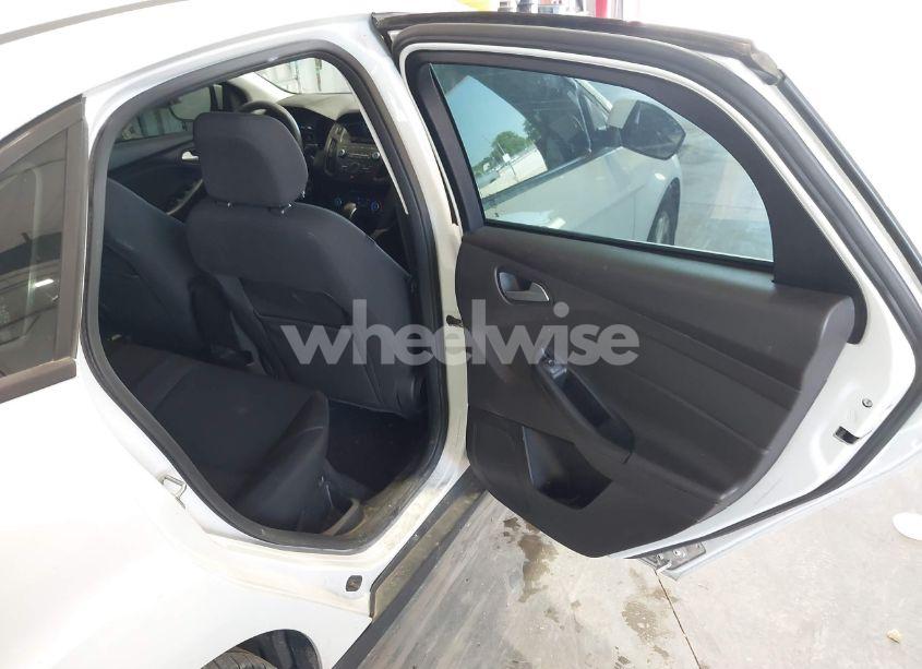 Photo 8 of 2017 Ford Focus SE (VIN 1FADP3F20HL268649)