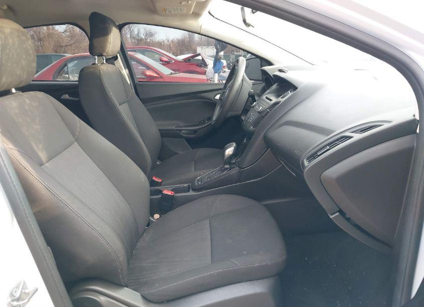 Photo 5 of 2017 Ford Focus SE (VIN 1FADP3F20HL291090)