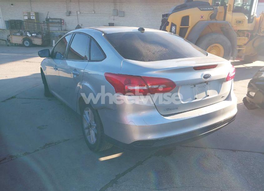 Photo 3 of 2017 Ford Focus SE (VIN 1FADP3F20HL320006)