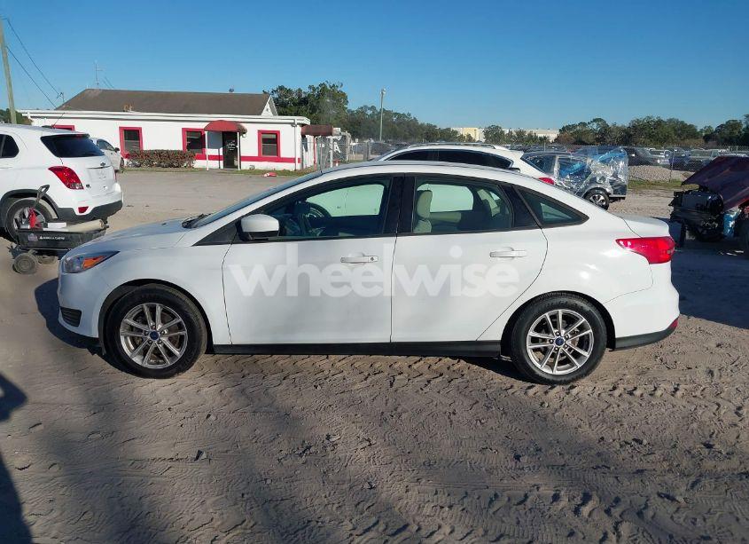 Photo 14 of 2018 Ford Focus SE (VIN 1FADP3F20JL252439)